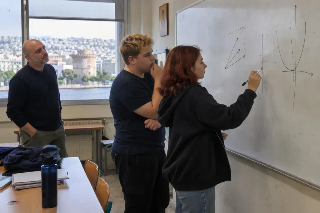 Μαθητές Β' Λυκείου λύνουν Μαθηματικά στον πίνακα με θέα τον Λευκό Πύργο
